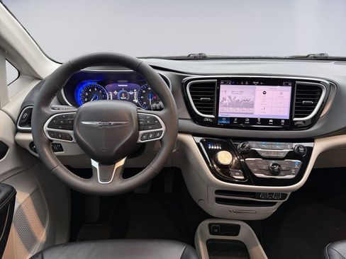 Certified 2024 Chrysler Pacifica Touring-L image 14