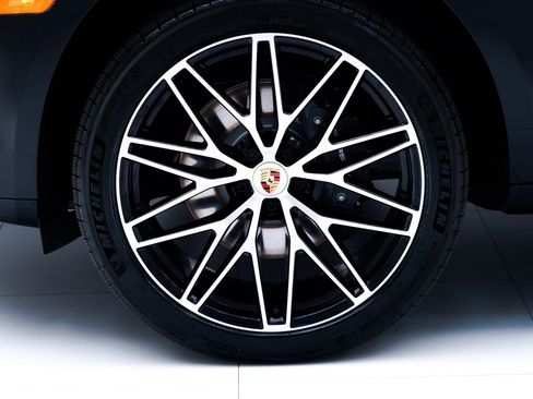 Certified 2026 Porsche Macan AWD/4WD image 12