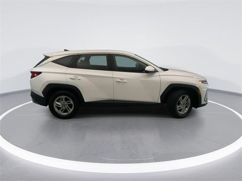 Used 2025 Hyundai Tucson SE image 5