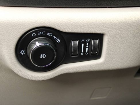 Used 2021 Chrysler Pacifica Touring-L FWD image 29