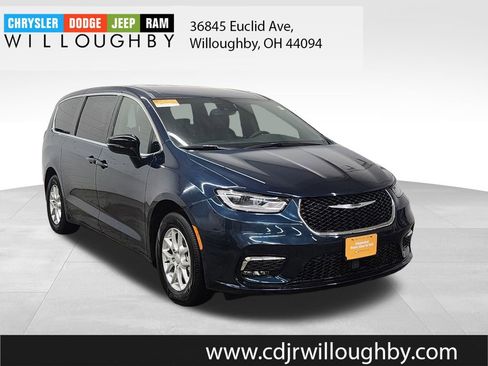 Used 2025 Chrysler Pacifica Select image 3