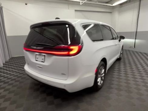 Used 2023 Chrysler Pacifica Touring-L image 5