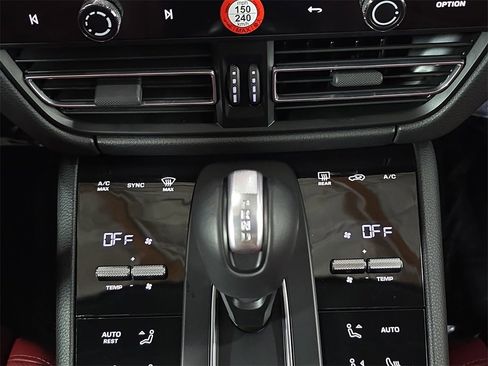 Certified 2025 Porsche Macan image 19