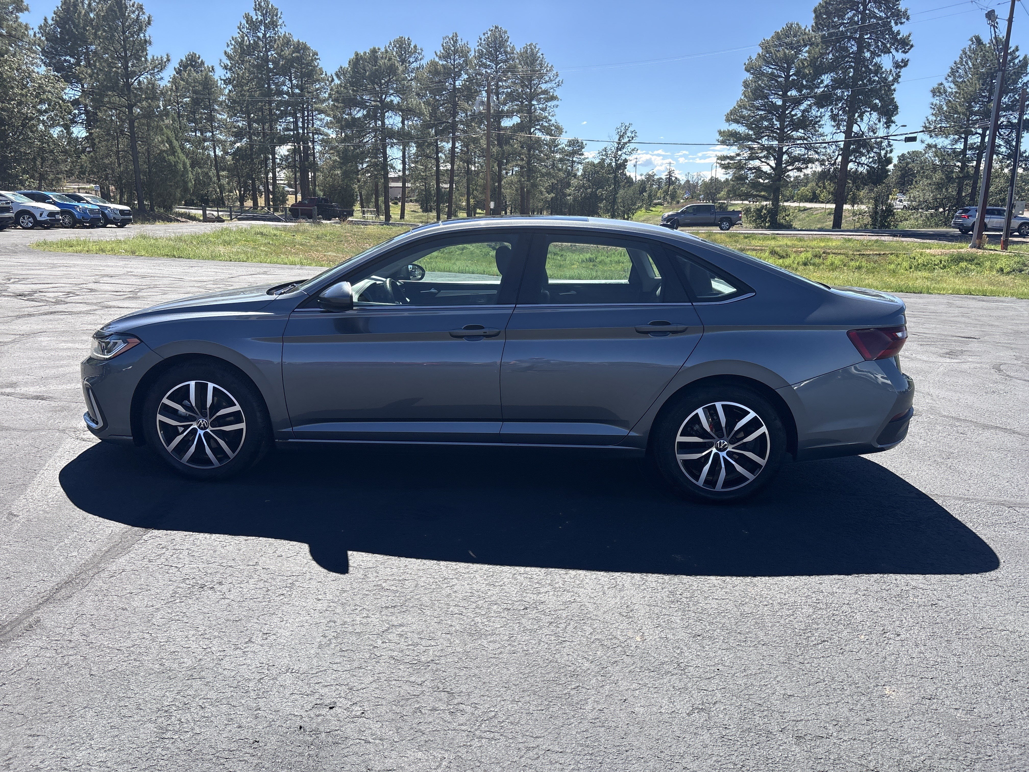 Used 2025 Volkswagen Jetta SE FWD image 7