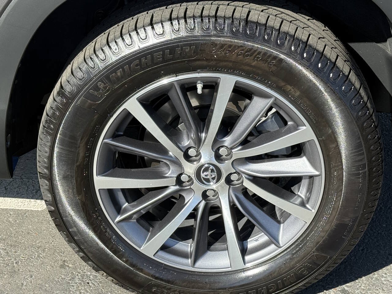 Used 2018 Toyota Highlander XLE FWD image 17