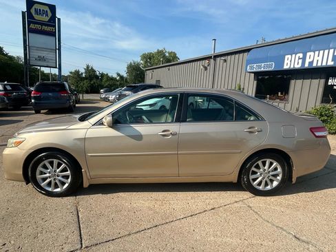 Used 2011 Toyota Camry XLE image 3