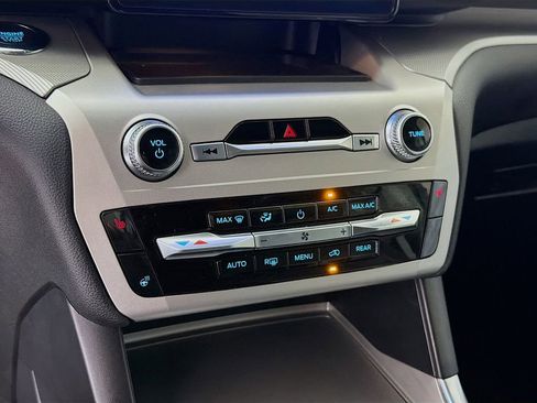 Used 2022 Ford Explorer XLT w/ Equipment Group 202A image 19