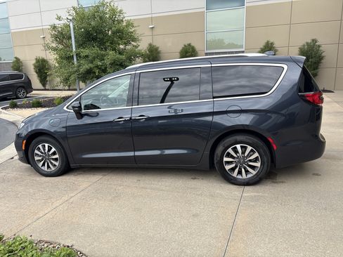Used 2021 Chrysler Pacifica Touring-L FWD image 7