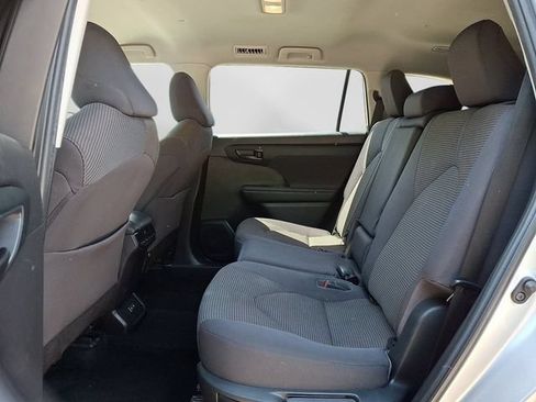 Used 2023 Toyota Highlander L FWD image 12
