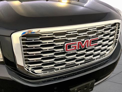 Used 2020 GMC Yukon XL Denali w/ Denali Premium Package AWD/4WD image 32