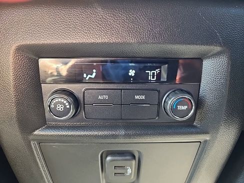 Used 2023 Chevrolet Traverse LT FWD image 44