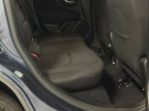Used 2020 Jeep Renegade Latitude w/ Cold Weather Group AWD/4WD image 19