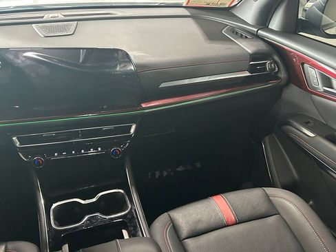 Used 2024 Chevrolet Traverse RS FWD image 11