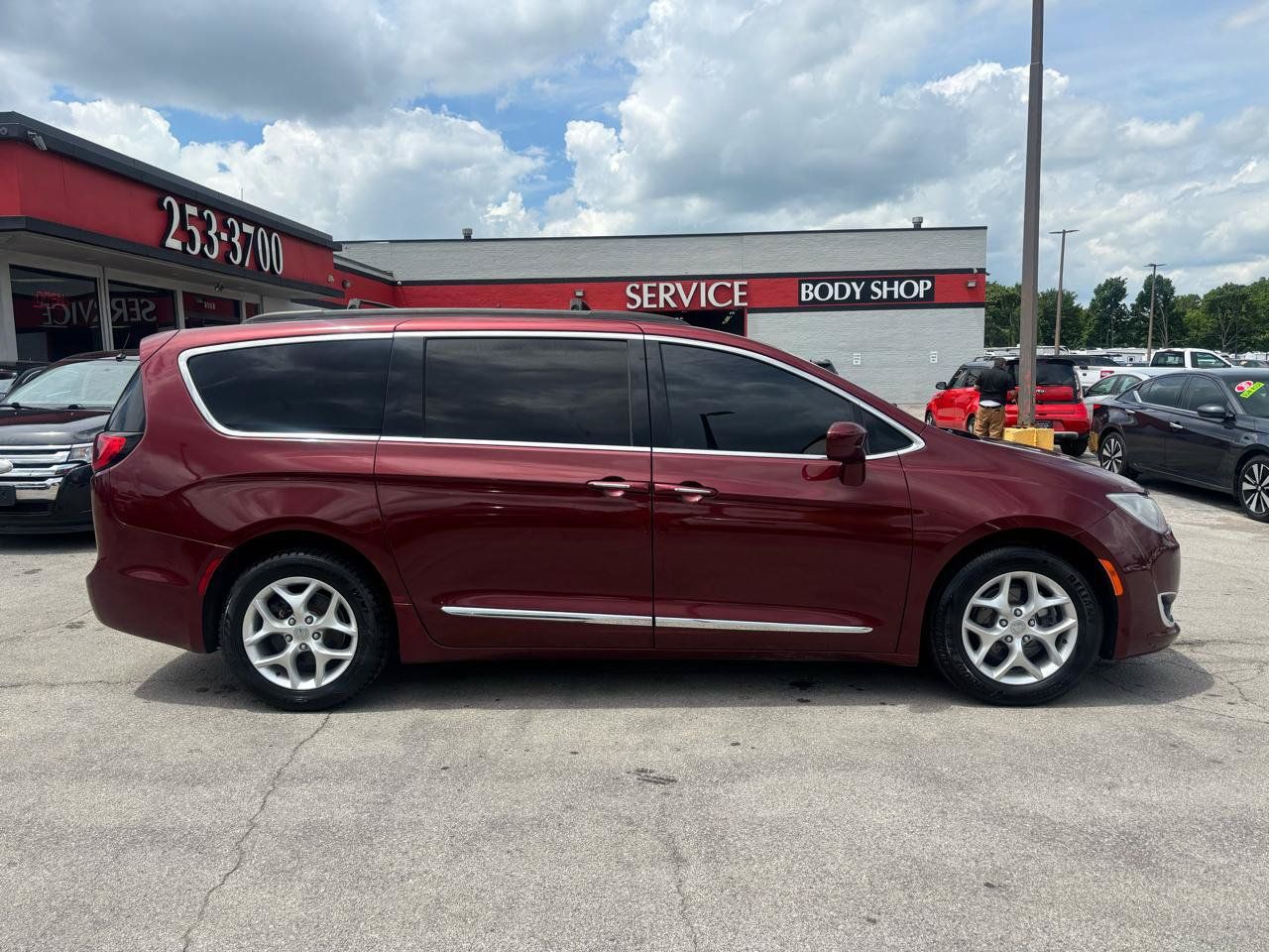 Used 2017 Chrysler Pacifica Touring-L w/ Tire & Wheel Group FWD image 2