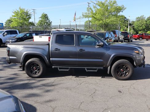 Used 2018 Toyota Tacoma TRD Sport image 11