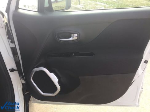 Used 2020 Jeep Renegade Latitude w/ Cold Weather Group image 22