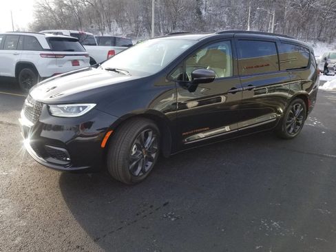 Certified 2024 Chrysler Pacifica Touring-L w/ Road Tripper Package image 3