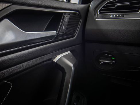 Certified 2024 Volkswagen Tiguan SE FWD image 33