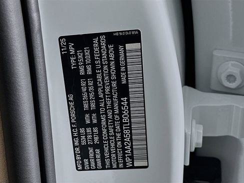 Certified 2026 Porsche Macan AWD/4WD image 36