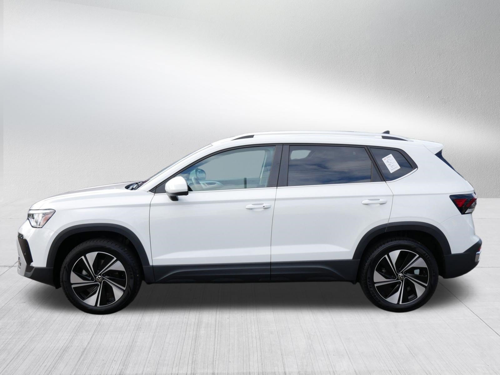 Certified 2025 Volkswagen Taos SE w/ Panoramic Sunroof Package AWD/4WD image 4