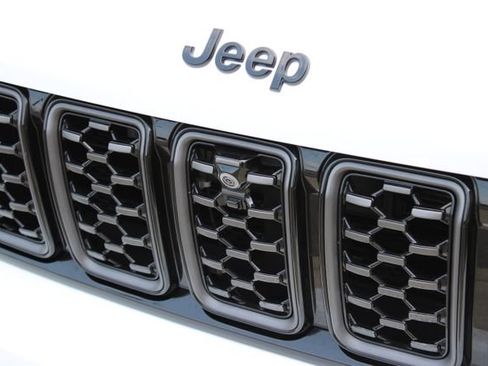 Used 2025 Jeep Grand Cherokee L Summit AWD/4WD image 7