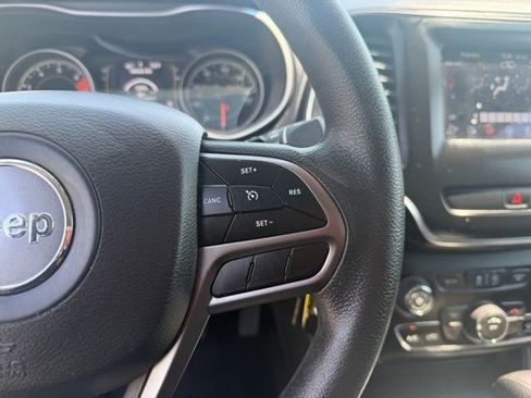 Used 2021 Jeep Cherokee Latitude FWD image 18