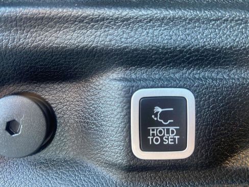 Used 2023 Jeep Grand Cherokee L Laredo image 21