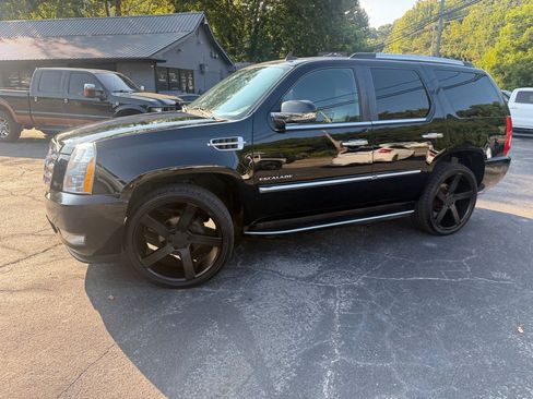 Used 2011 Cadillac Escalade AWD image 24