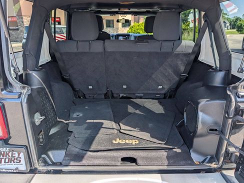 Used 2012 Jeep Wrangler Unlimited Sahara w/ Connectivity Group AWD/4WD image 13
