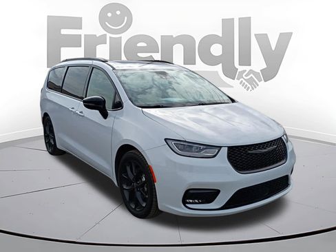 Used 2025 Chrysler Pacifica Limited image 3