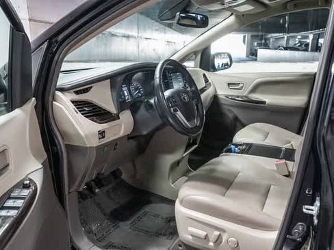 Certified 2019 Toyota Sienna XLE image 18
