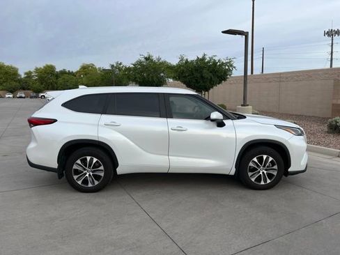 Used 2023 Toyota Highlander XLE image 4