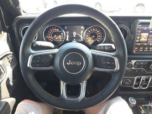 Used 2023 Jeep Gladiator Overland AWD/4WD image 18
