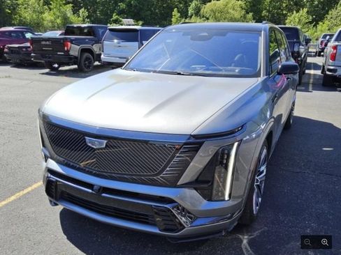 Used 2026 Cadillac Vistiq Platinum w/ LPO, Floor Liner Package AWD/4WD image 3