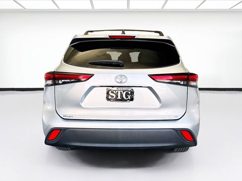 Used 2022 Toyota Highlander LE image 5