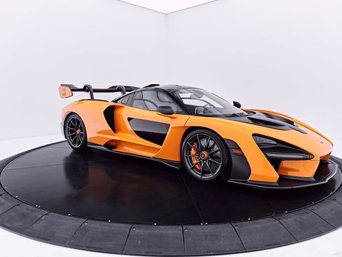 Used 2019 McLaren Senna RWD image 16