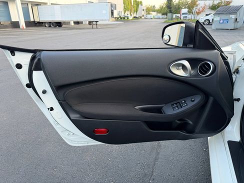 Used 2016 Nissan 370Z Coupe RWD image 7