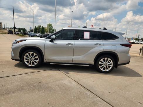 Certified 2025 Toyota Highlander Limited AWD/4WD image 4