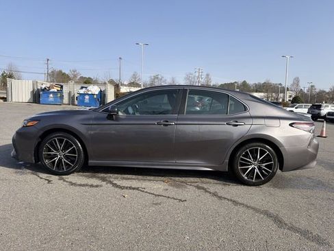 Used 2022 Toyota Camry SE w/ Carpet Mat Package (TMS) image 6