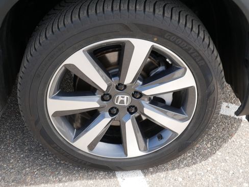 Certified 2025 Honda Pilot Touring image 15