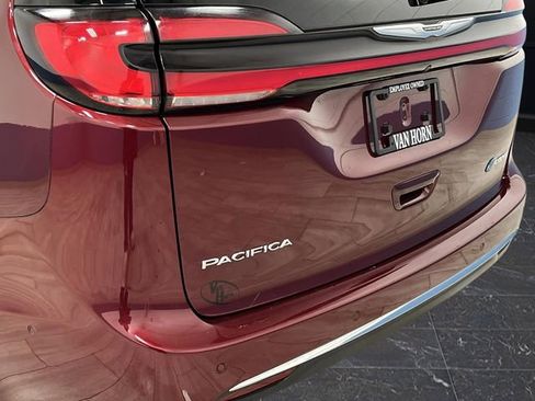 Used 2022 Chrysler Pacifica Limited w/ Uconnect Theater Family Group image 39