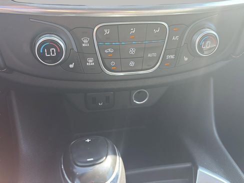Used 2018 Chevrolet Traverse LT AWD/4WD image 19