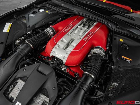 Used 2020 Ferrari 812 Superfast RWD image 9