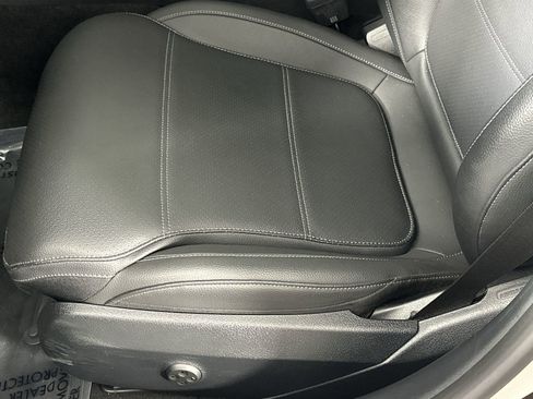 Used 2025 Mercedes-Benz C 300 Sedan image 12