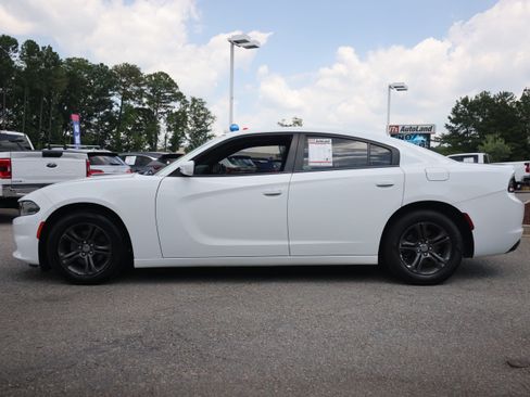 Used 2020 Dodge Charger SXT RWD image 2