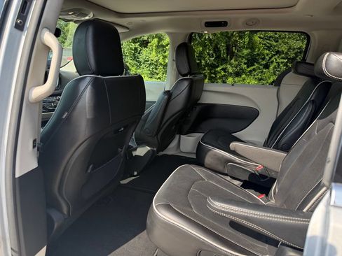 Used 2023 Chrysler Pacifica Limited FWD image 8