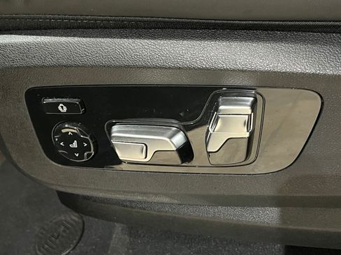 Used 2025 BMW X7 M60i AWD/4WD image 17