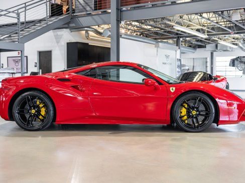Used 2018 Ferrari 488 GTB RWD image 7