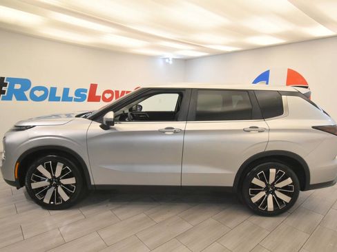 Used 2025 Mitsubishi Outlander SE image 2