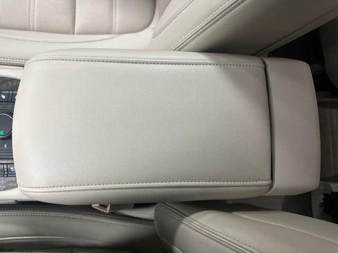 Used 2022 GMC Acadia Denali w/ Denali Technology Package FWD image 17